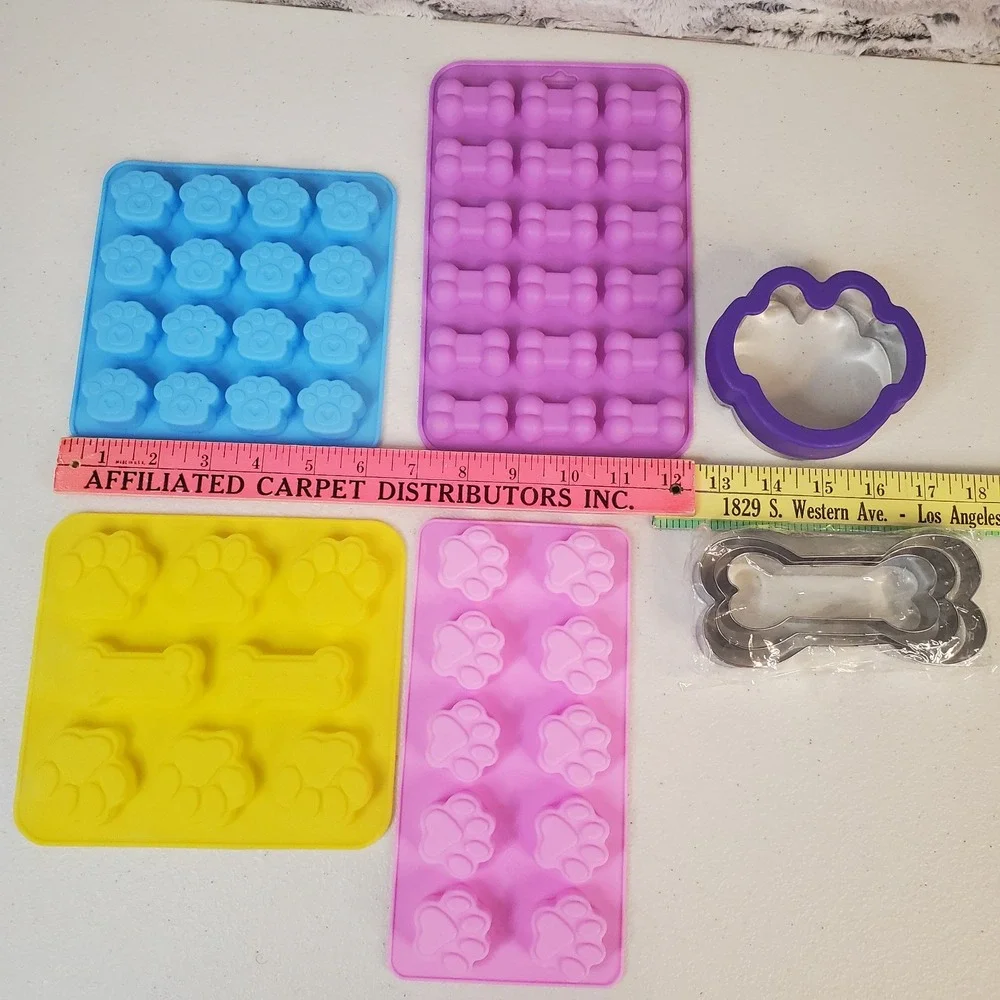Set Of 8 Dog Baking Supplies,  4 Silicone Molds 4 Cookie Biscuit Cutters - NEW